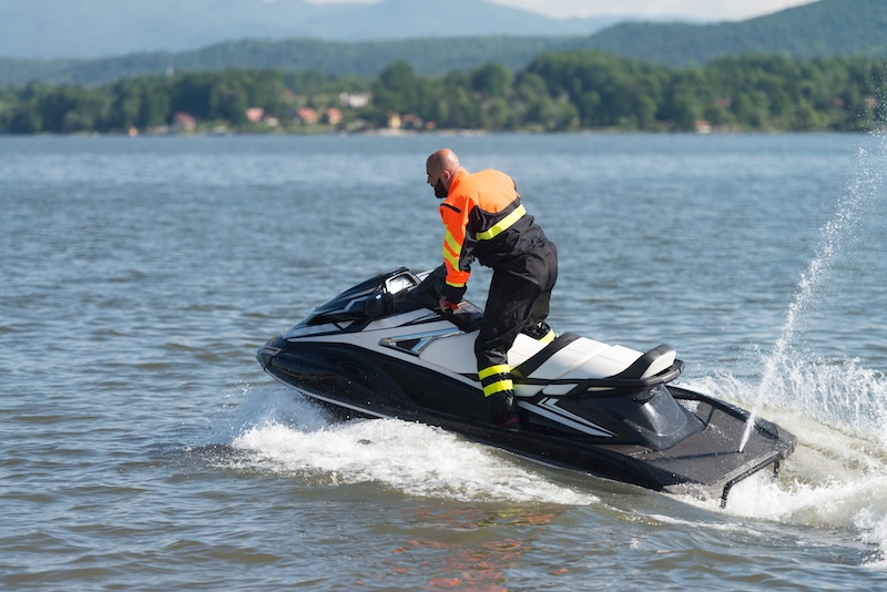 Man som kör vattenskoter